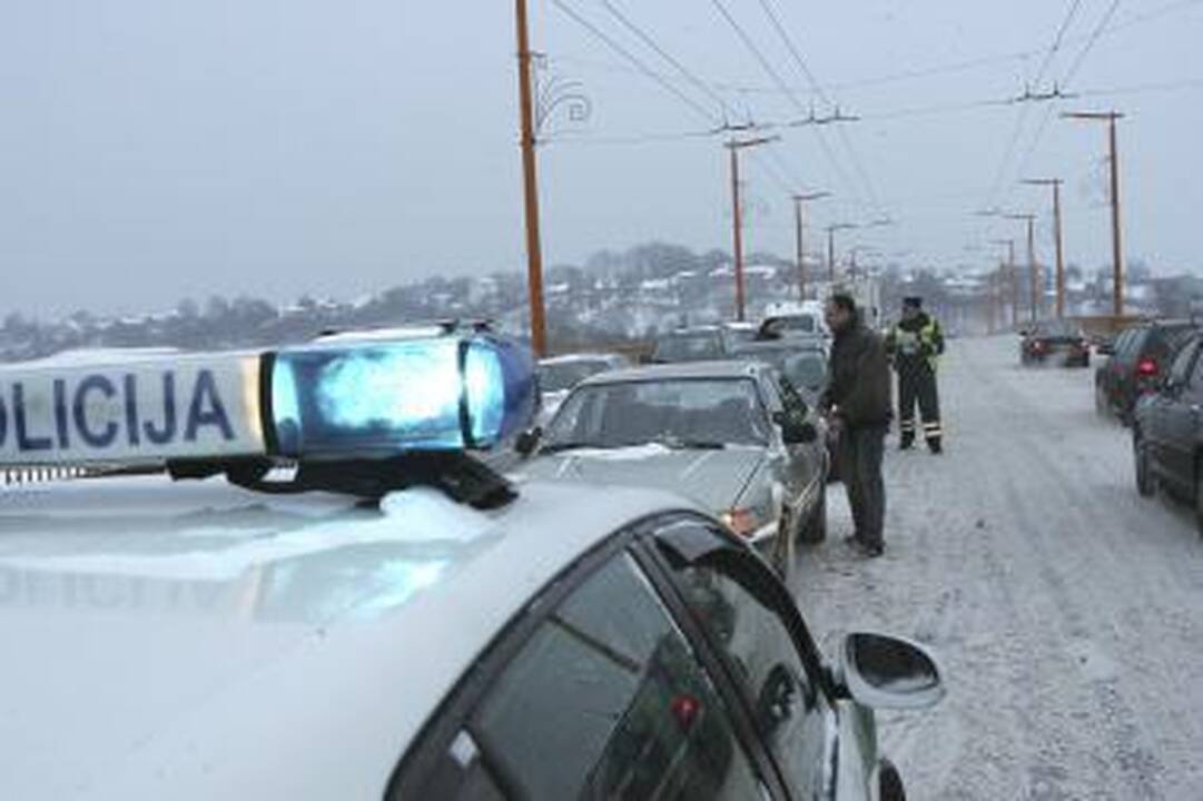 Policijos pareigūnai įpareigoti suteikti pagalbą šąlantiems gyventojams