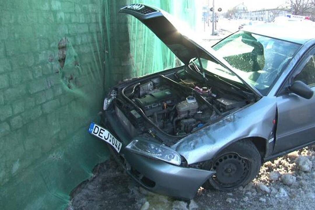 Avarija Klaipėdoje: mašina vertėsi ir rėžėsi į pastatą