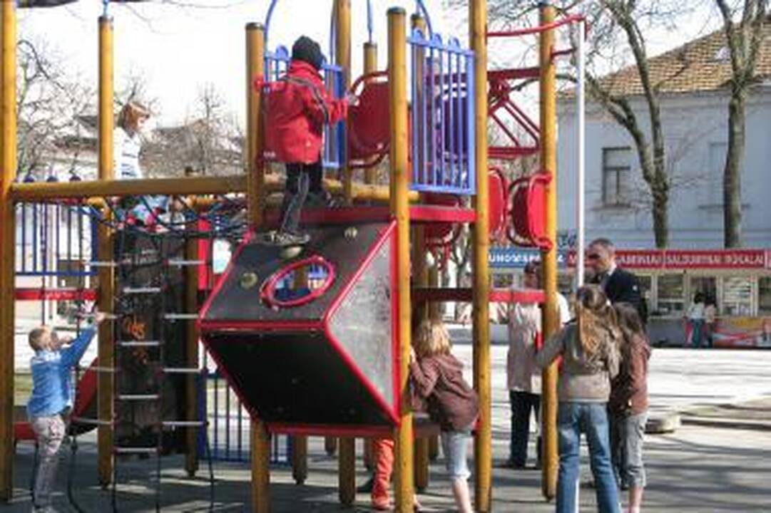 Pavasaris vaikus išviliojo į kiemą