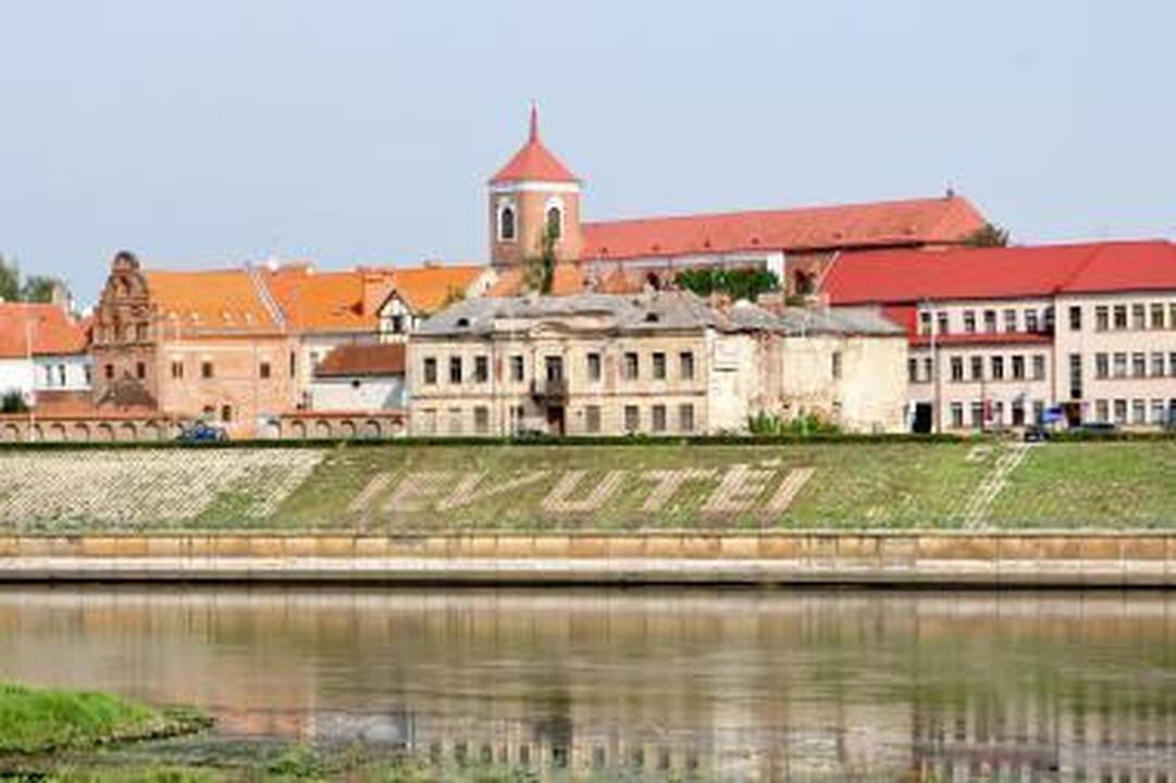 Studentai iš gėlių sudėlios žodį „Kaunas“