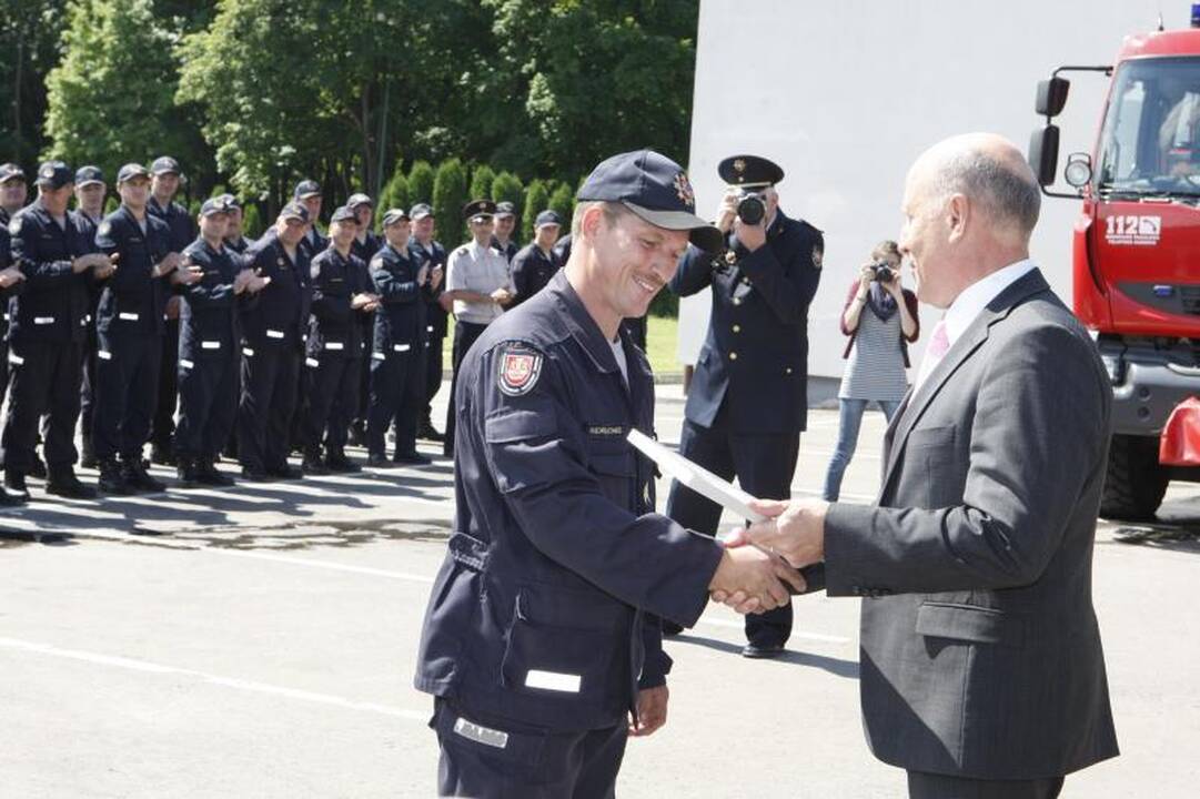 Klaipėdoje apdovanoti durpyno gaisro gesinime pasižymėję ugniagesiai