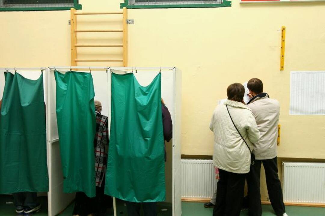 Eilėse stovėję kauniečiai piktinosi balsavimo tvarka 