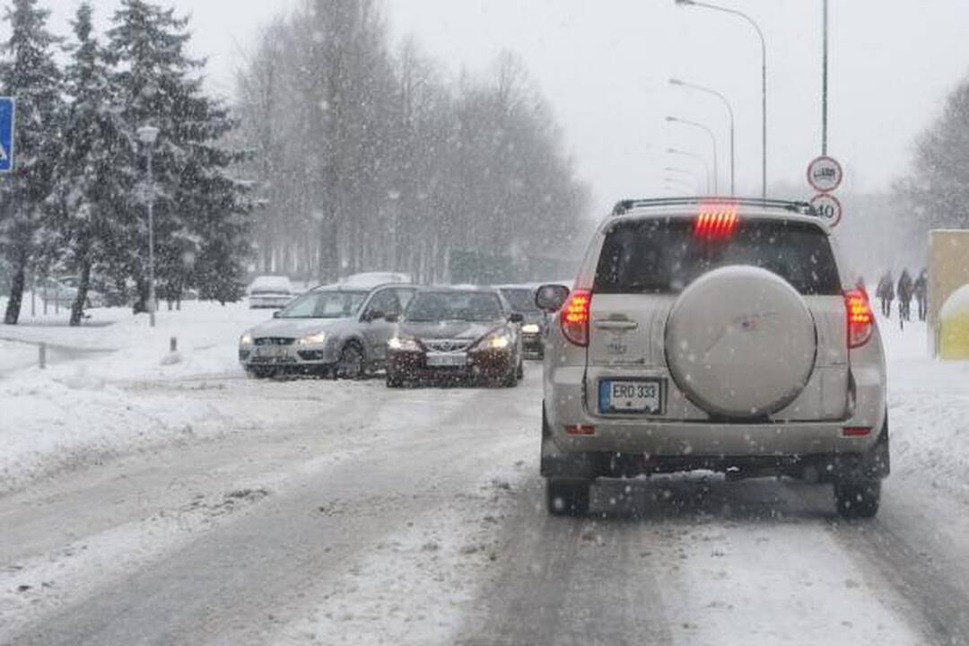Kelių būklė: sninga visoje Lietuvoje, keliai slidūs