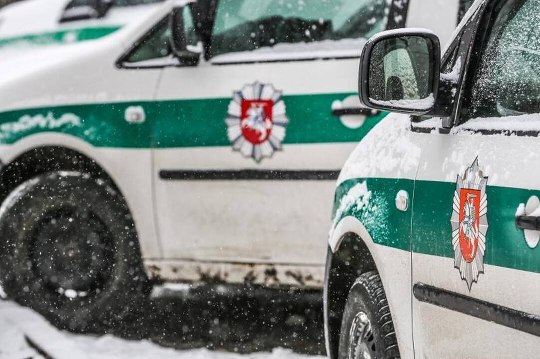 Neblaivus patrulis kieme apdaužė kitą automobilį