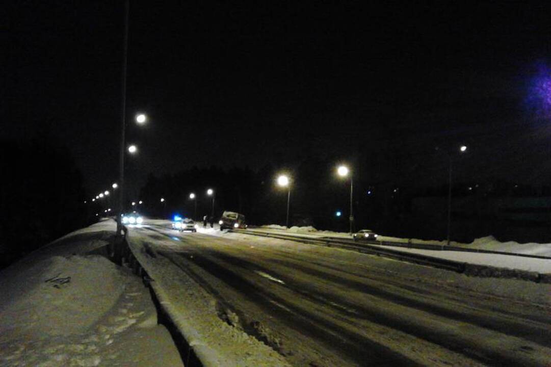 Vilniaus pakraštyje vakarą suvažinėta keliu ėjusi moteris