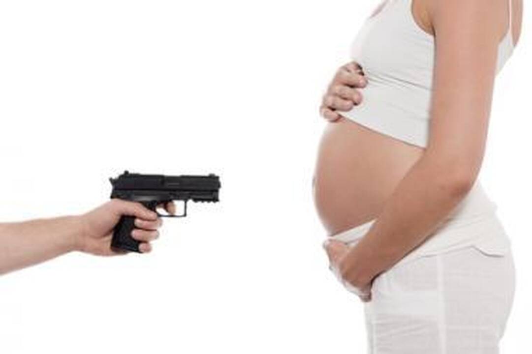 Lenkijoje daugėja nelegalių abortų ir "abortų turizmo"
