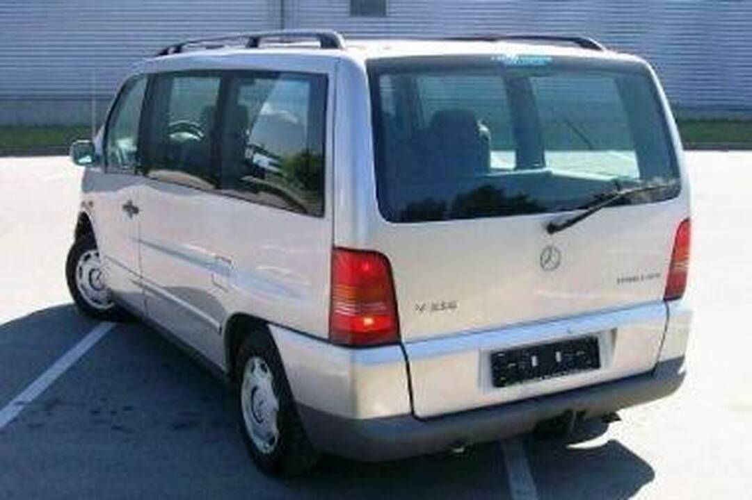 Šalia Vilniaus kirviais ir kastuvais suniokotas mersedesas
