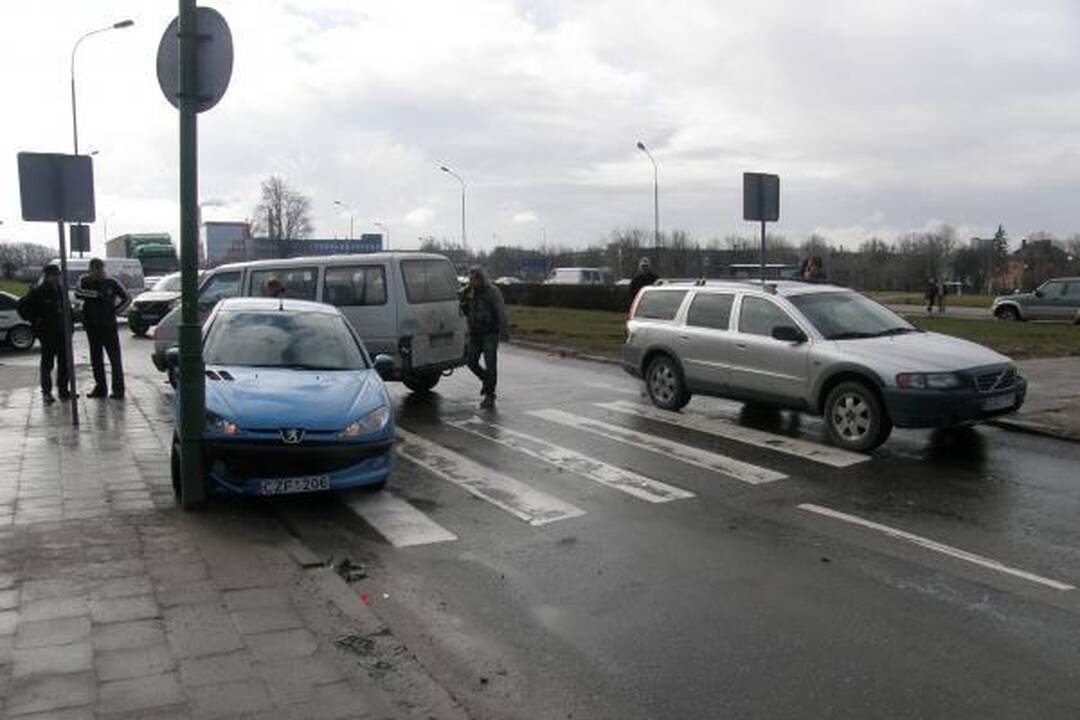 Mokyklos gatvėje sudaužytos trys mašinos