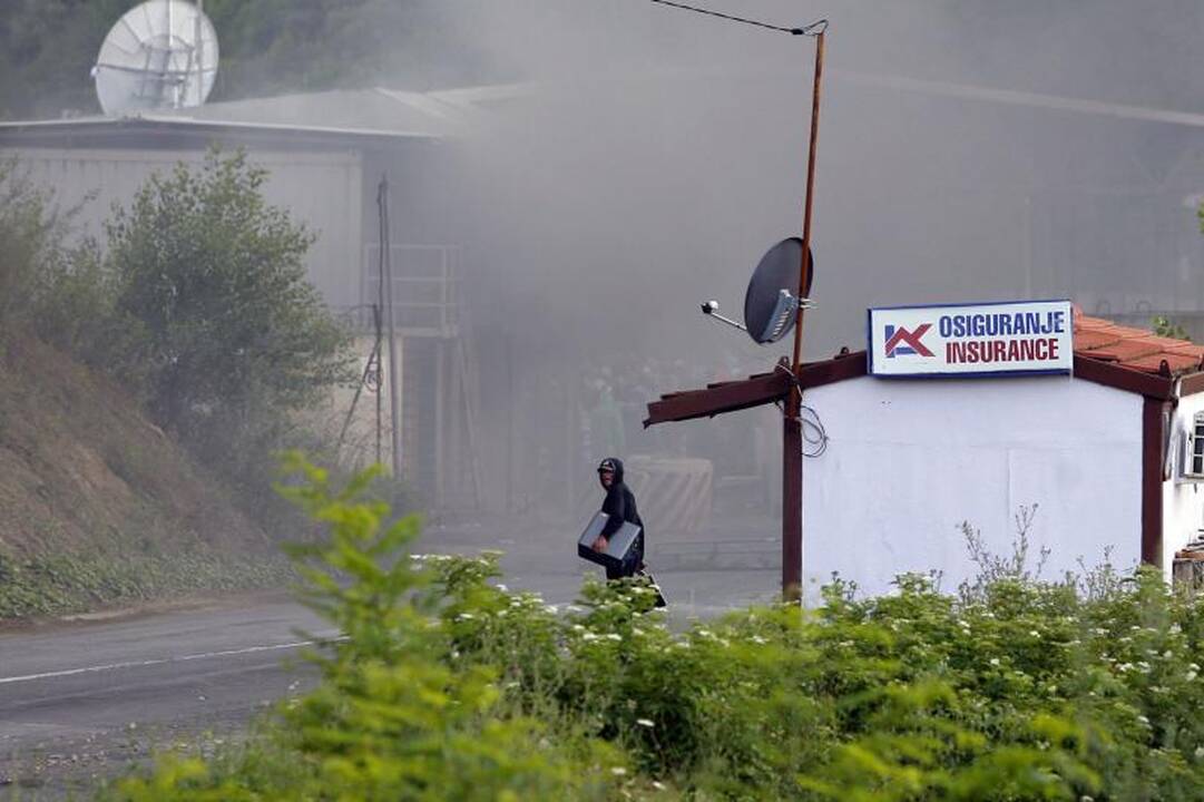 Kosovo šiaurėje serbų jaunuoliai sudegino pasienio kontrolės postą