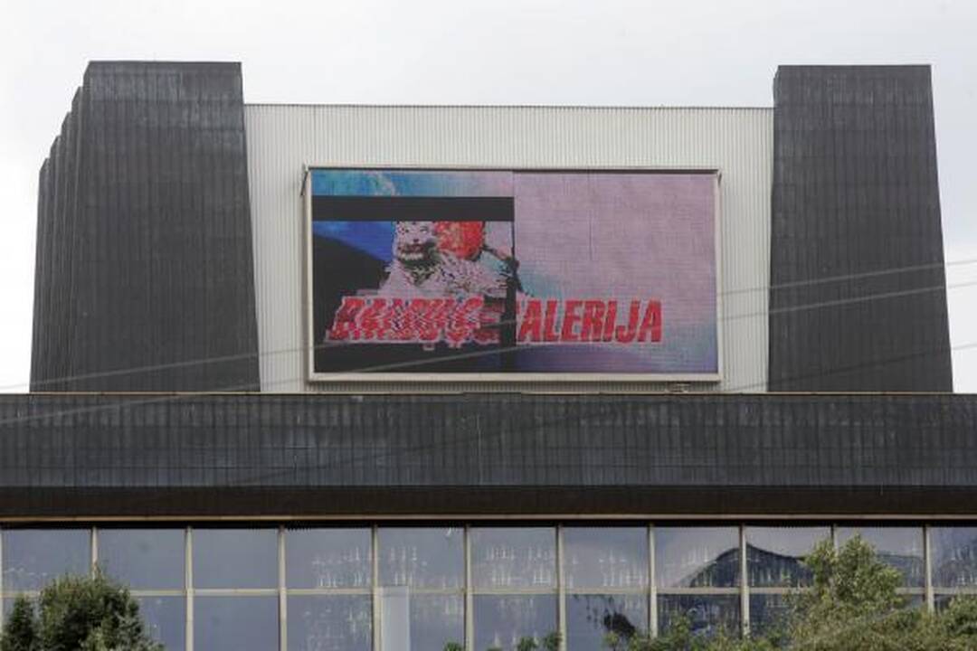 Vasaros karščiai sugadino didžiausią Vilniaus reklaminį ekraną