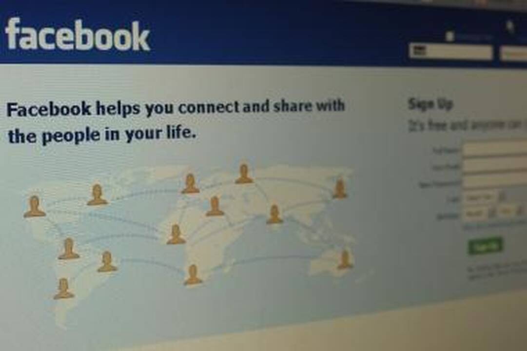 „Facebook“ portale – virusas, viliojantis pusnuogėmis merginomis