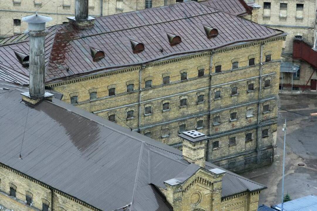 Sulaikyta kyšininkavimu įtariama pareigūnų trijulė