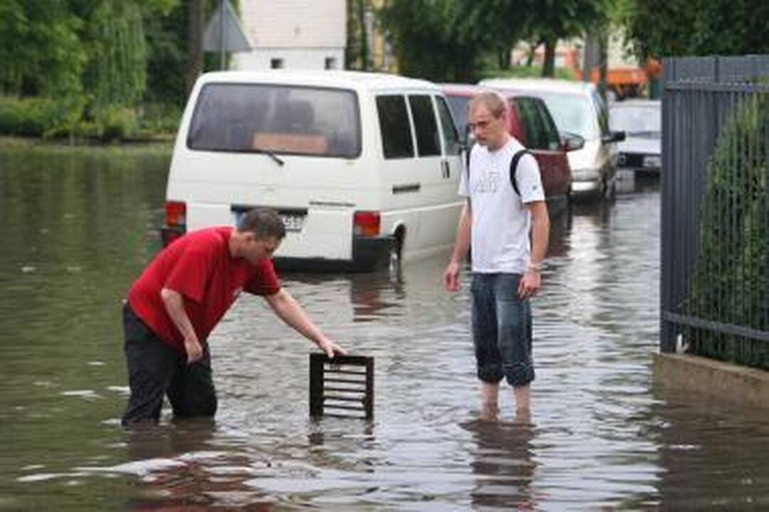 Panevėžyje per liūtį apsemtos centrinės miesto gatvės