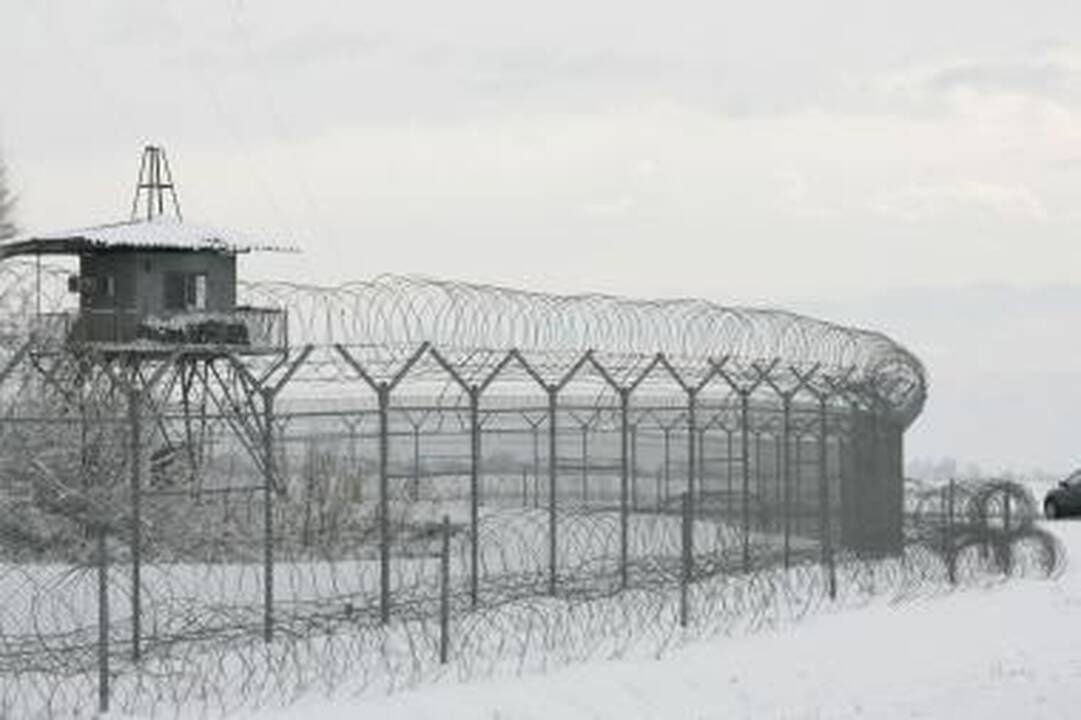 Maskvos paliepimu Kirgizija uždaro JAV karinę bazę