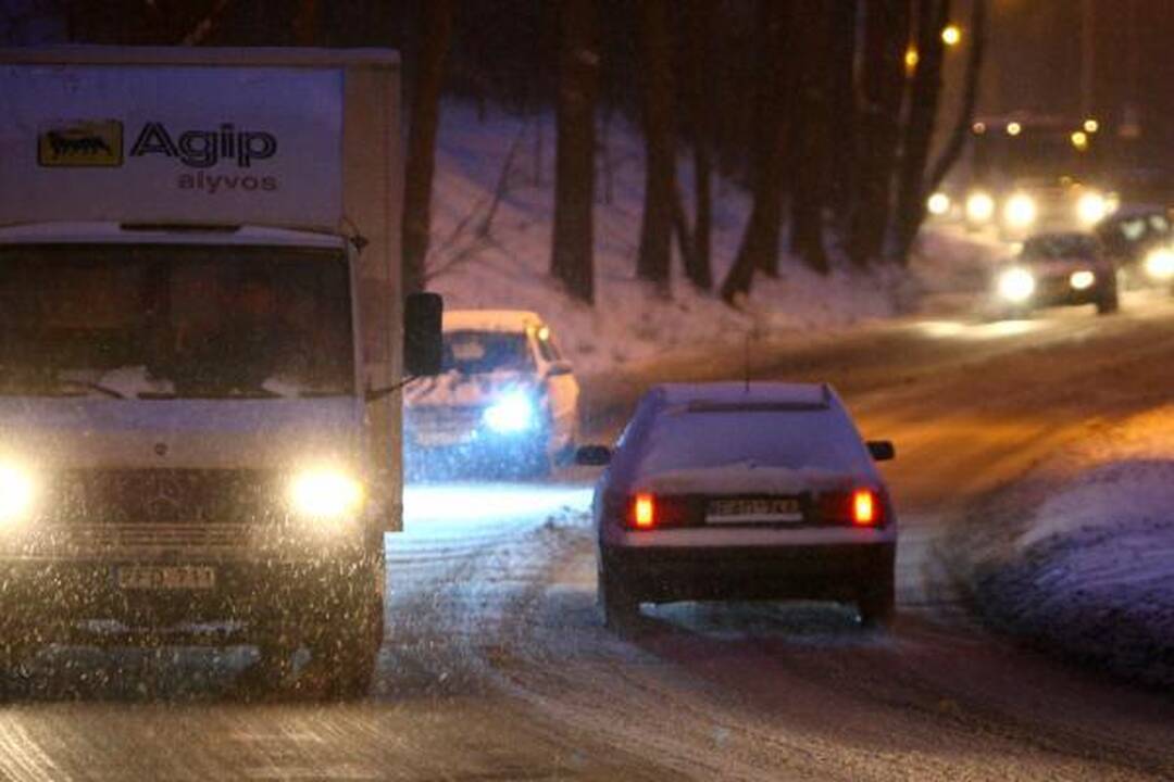 Vidurdienį miesto centre susidūrė du lengvieji automobiliai (papildyta)
