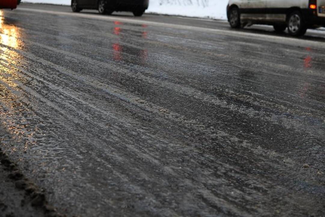 Į Kauno gatves išsiųsta 10 druskos barstytuvų