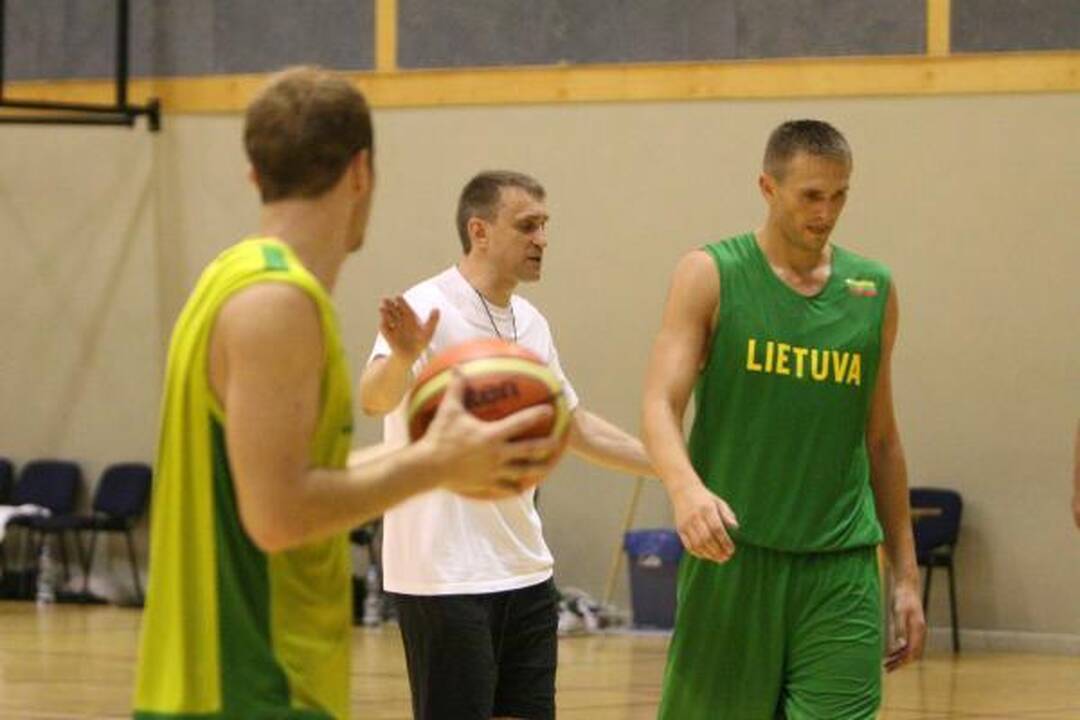 Lietuvos krepšinio rinktinės vyrai prakaitą lieja pajūryje
