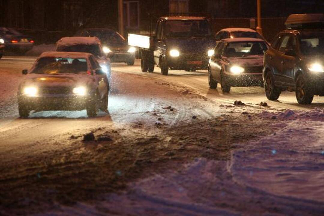 Vidurdienį miesto centre susidūrė du lengvieji automobiliai (papildyta)