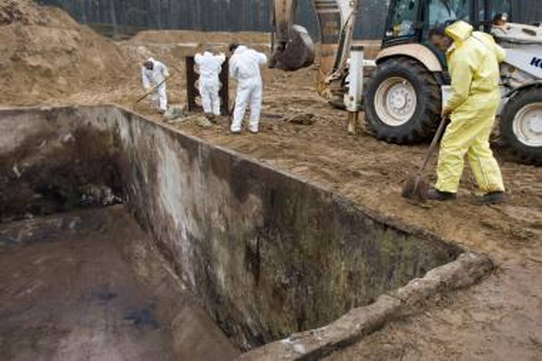 Nuodingi pesticidų karstai liko po žeme