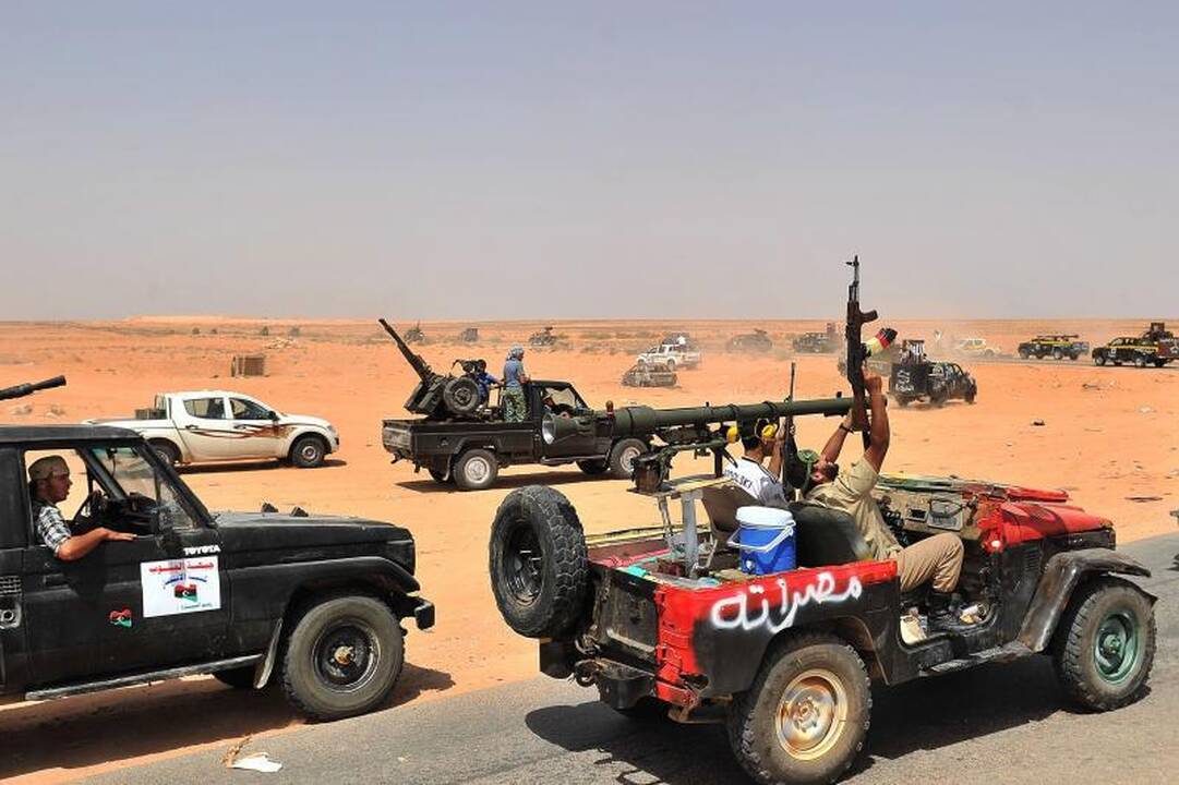 M.Kadhafi pranešimus apie savo pasitraukimą į užsienį vadina melu