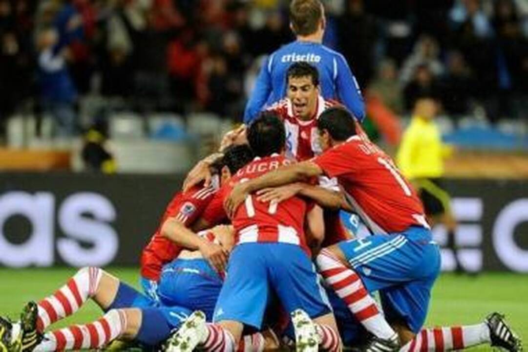 F grupė: pasaulio čempionų italų lygiosios su Paragvajumi