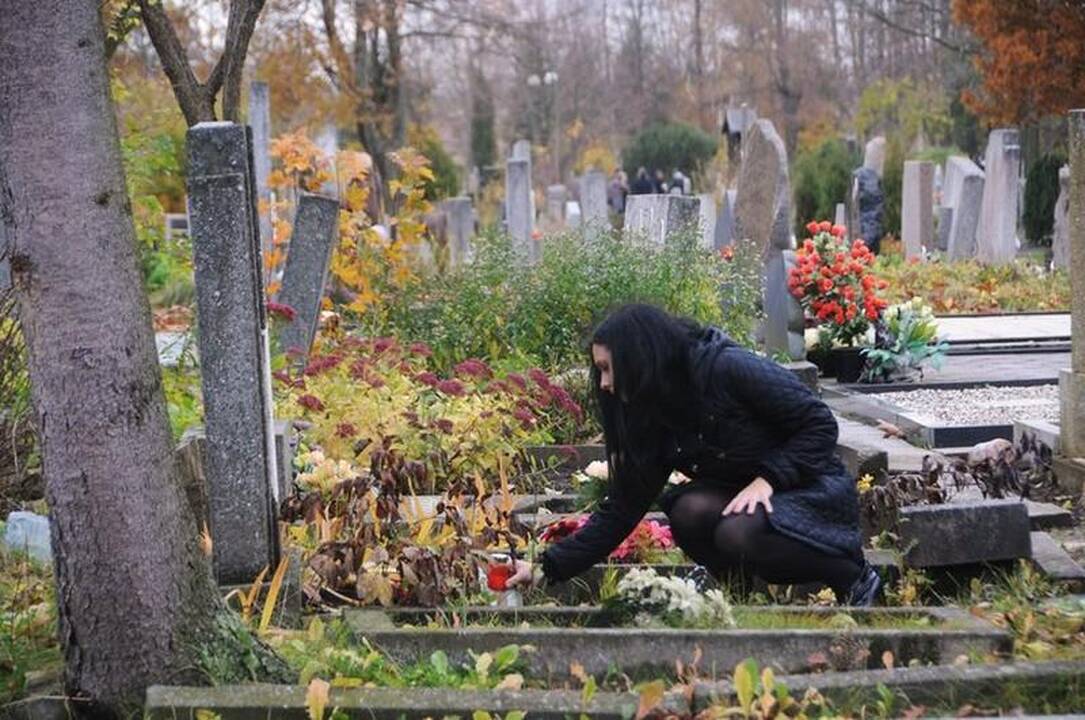 Klaipėdiečiai kviečiami uždegti žvakeles ant apleistų kapų