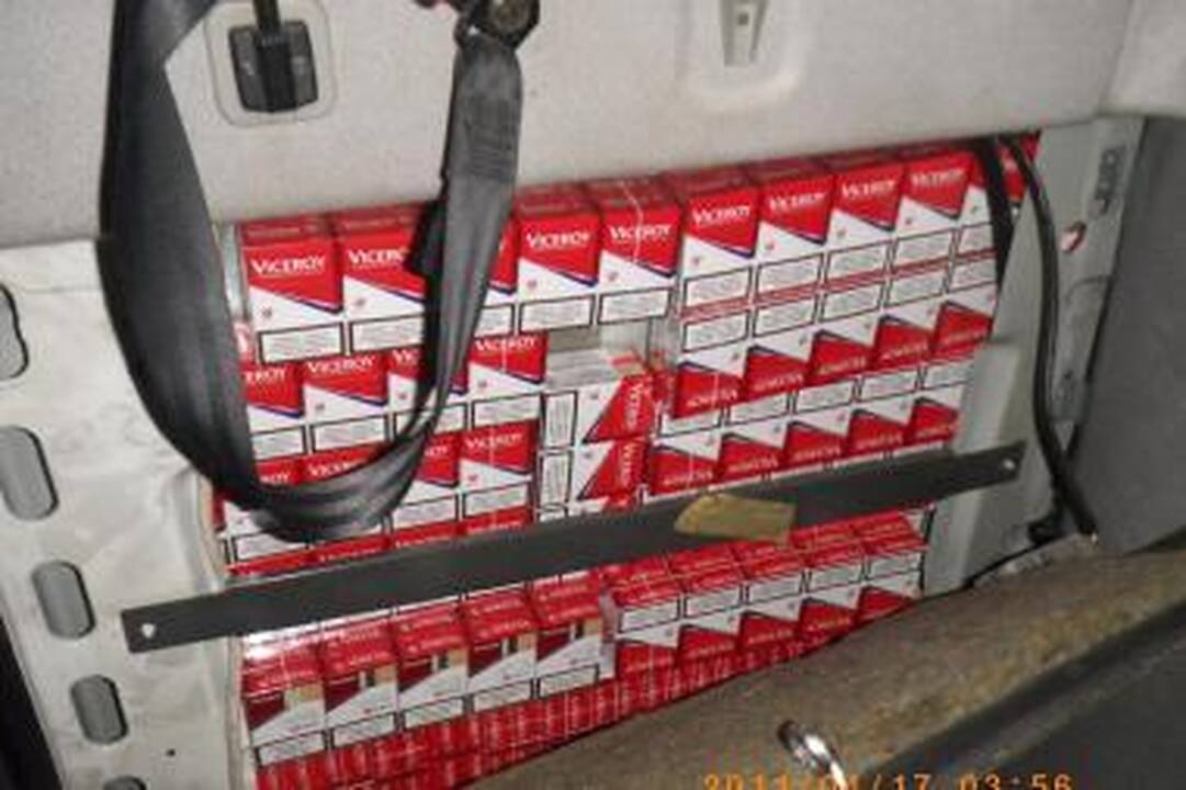 Šešių rūšių cigaretes slėpė po vilkiko salono apmušalais