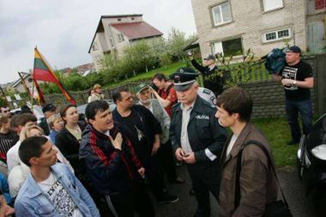 Venckų namus saugantys žmonės nepraleido atvykusio antstolio (papildyta 20.00 val.)