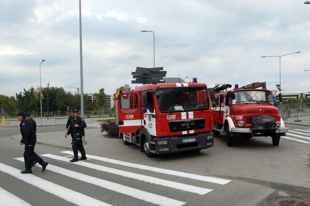 Ugniagesių proteste - fotosesija su J.Valančiūnu