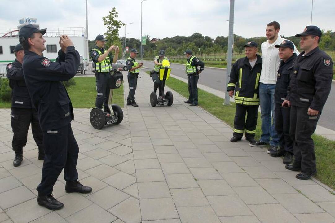 Ugniagesių proteste - fotosesija su J.Valančiūnu
