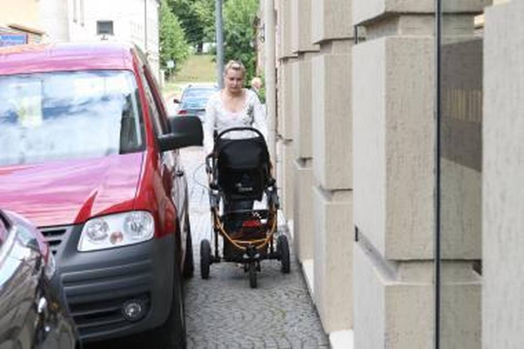 Kauniečiai nubausti už automobilių statymą ant žalios vejos