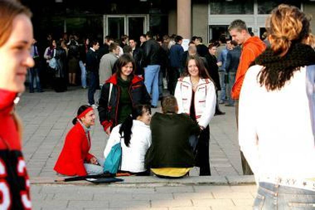 Abiturientai studijuoti neria į užsienį