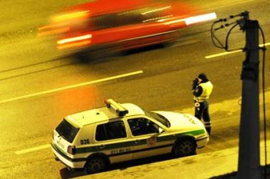 Neveikiant greičio matuokliams policija stebės akyliau