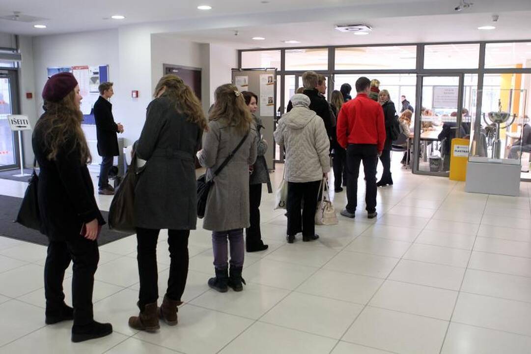 Antrajame rinkimų ture rinkėjų eilės gerokai trumpesnės