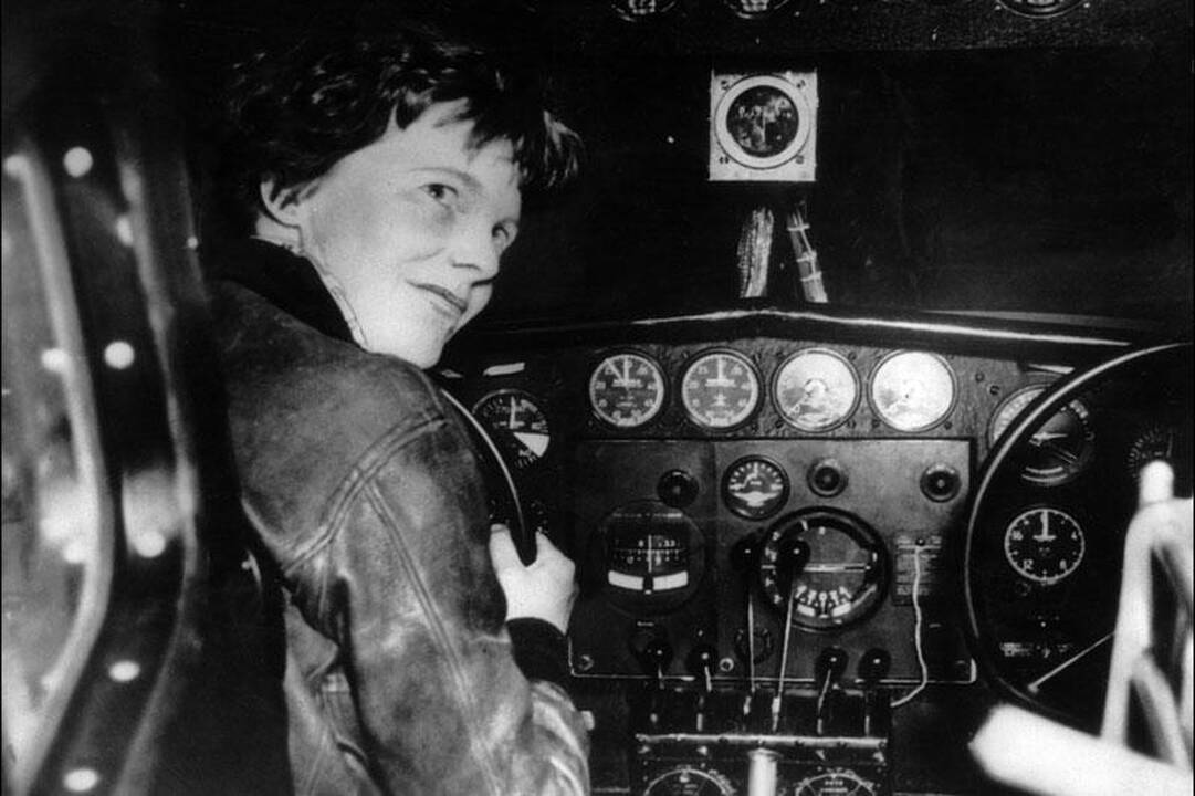 H.Clinton gilinasi į aviatorės A.Earhart paslaptį 