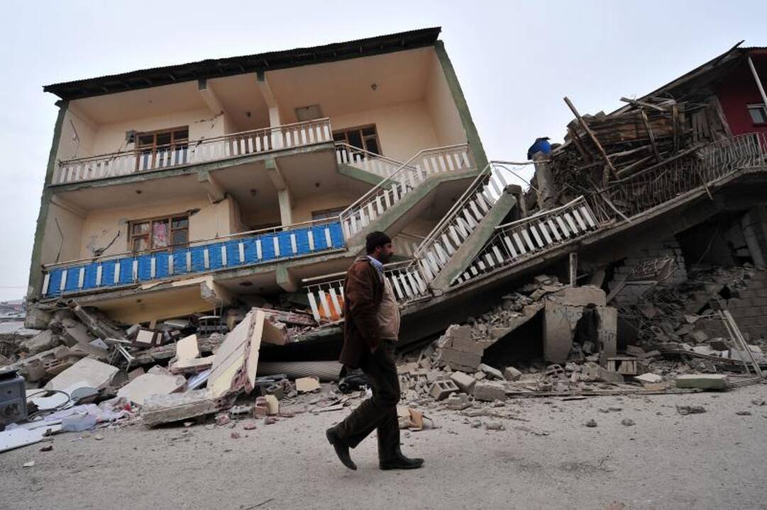 Turkijoje žemės drebėjimo aukų skaičius išaugo iki 432
