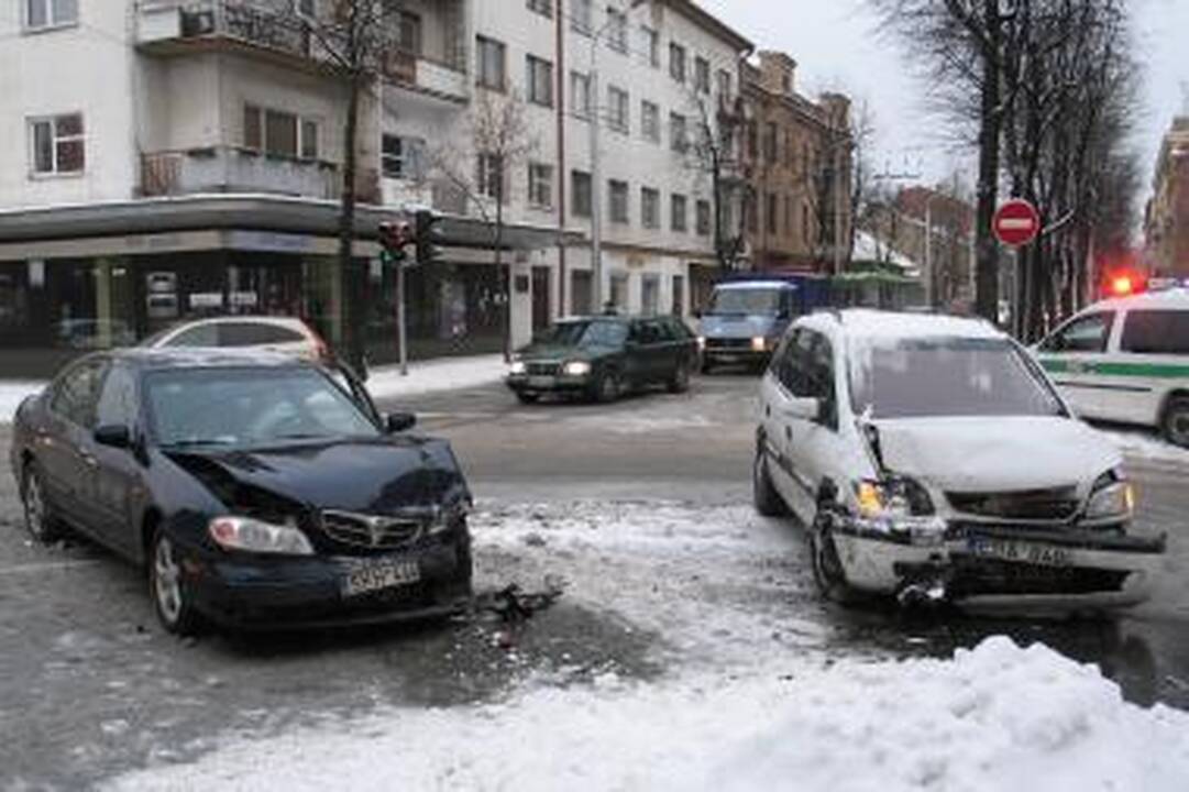 Vidurdienį miesto centre susidūrė du lengvieji automobiliai (papildyta)