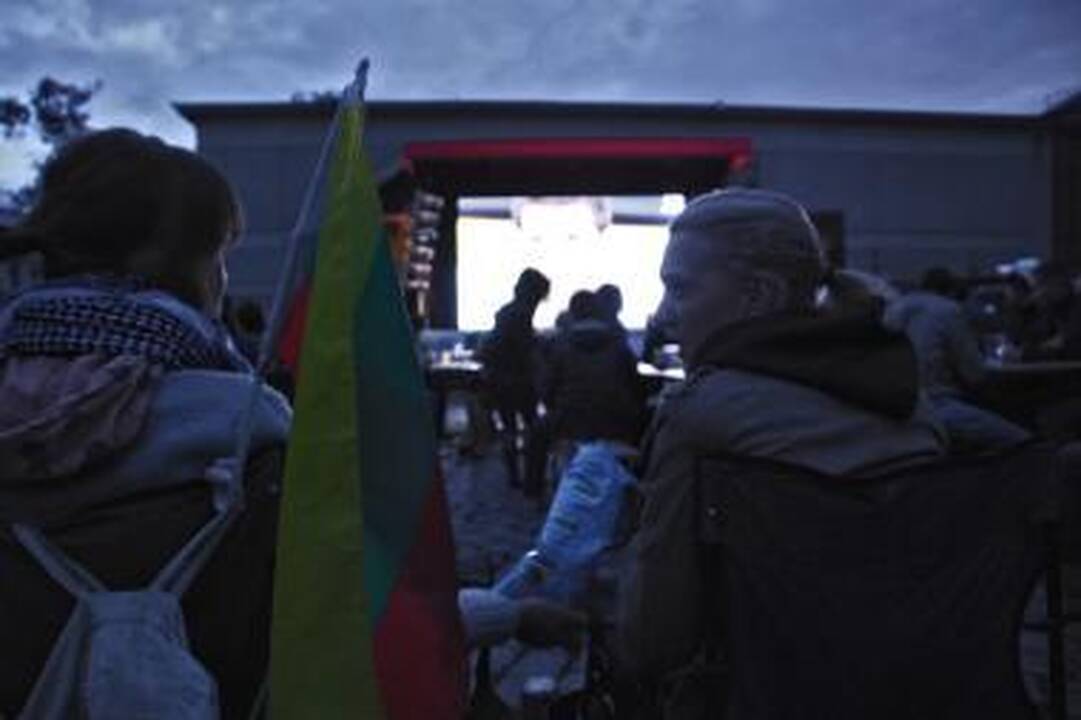 Lietuvių pergalę prieš ispanus klaipėdiečiai stebėjo Teatro aikštėje