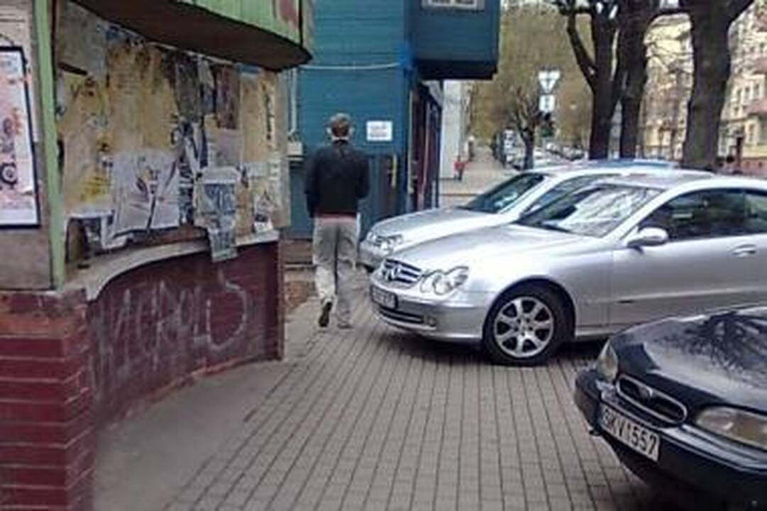 Vidurdienį miesto centre susidūrė du lengvieji automobiliai (papildyta)