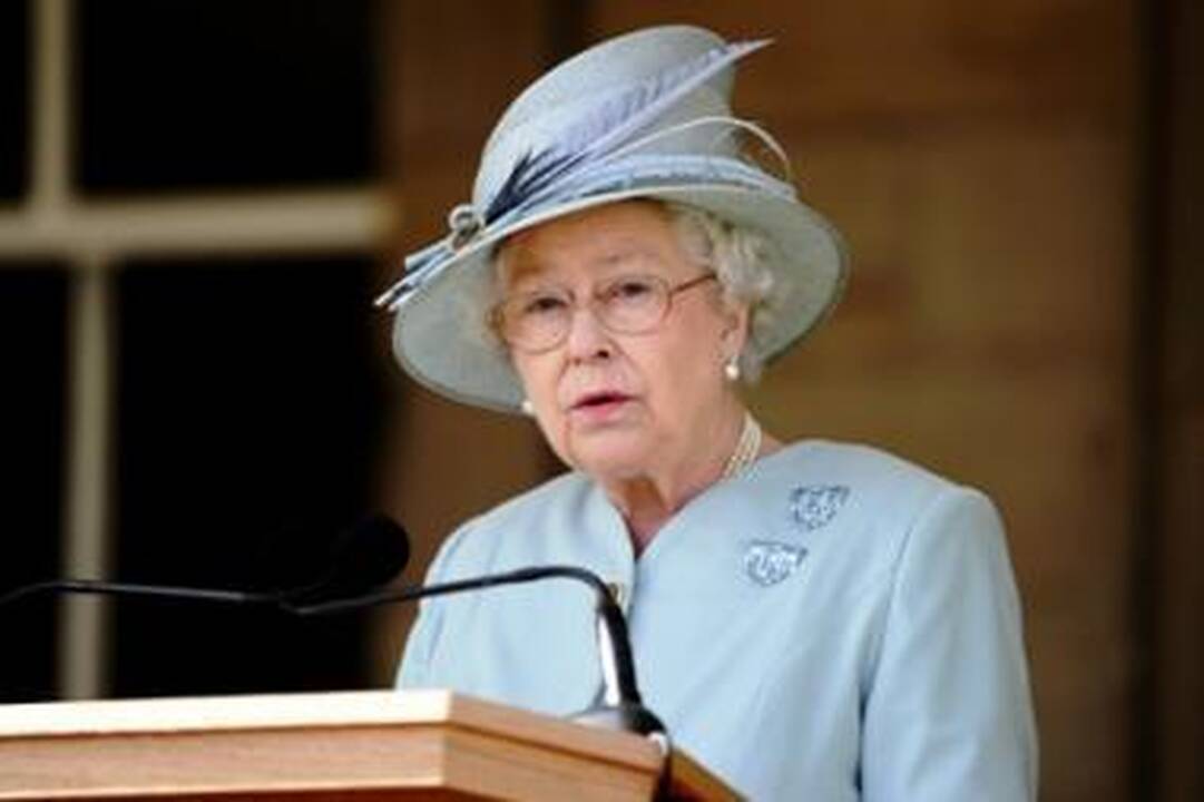 Britanijos karalienė atšaukė kalėdinį vakarėlį rūmuose