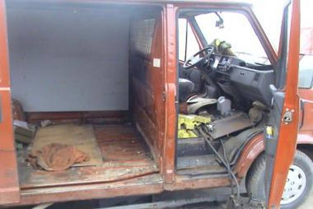 Mikroautobuso slėptuvėje – 1,5 tūks. cigarečių