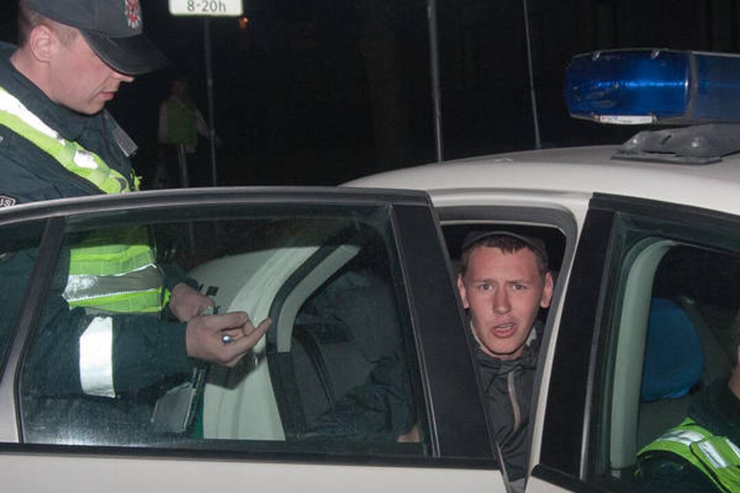 Sprukdamas nuo policijos girtas 20-metis sudaužė visureigį
