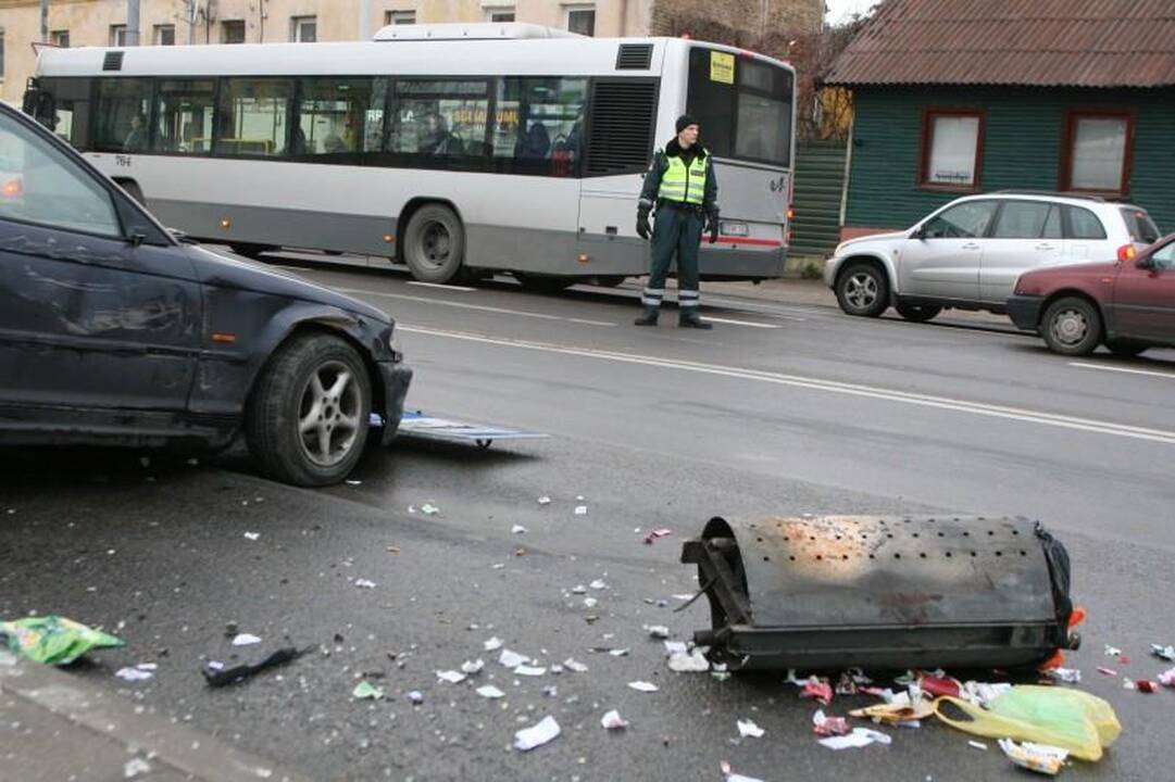 Lėkdamas maždaug 120 km/val. greičiu BMW įlėkė į stotelę