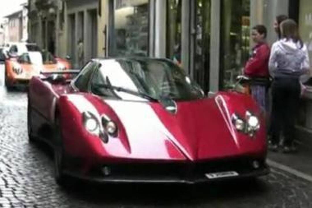„Pagani Zonda“ užplūdo Italijos miestelį 