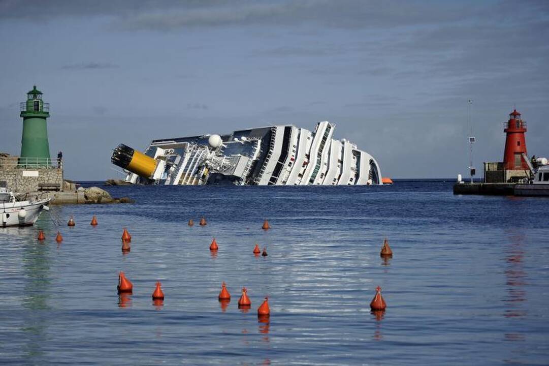 Katastrofą patyrusiame laive „Costa Concordia“ rasti dar du lavonai