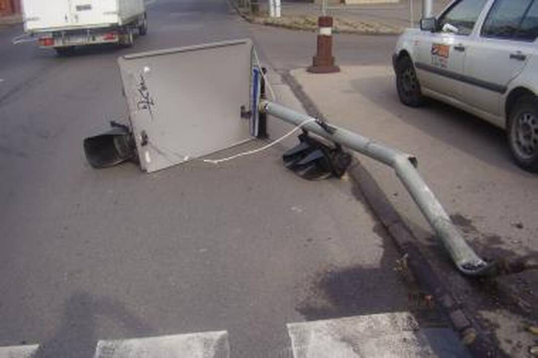 Surastas šviesoforą nudaužęs vairuotojas (papildyta)