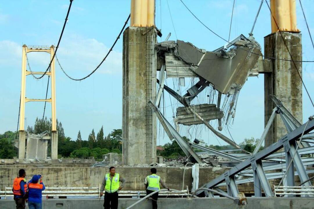 Indonezijoje sugriuvus tiltui žuvo 10 ir dingo dar 33 žmonės