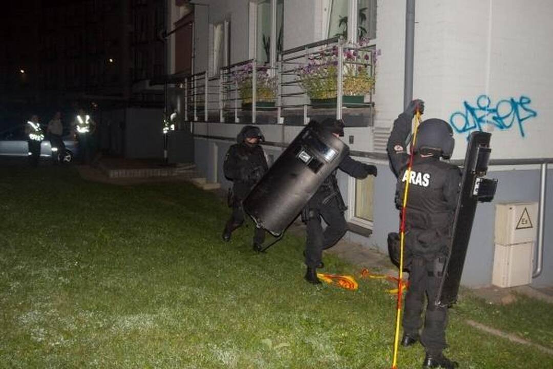 Į patrulius iššovęs girtas vilnietis po derybų pasidavė „Aro“ kovotojams