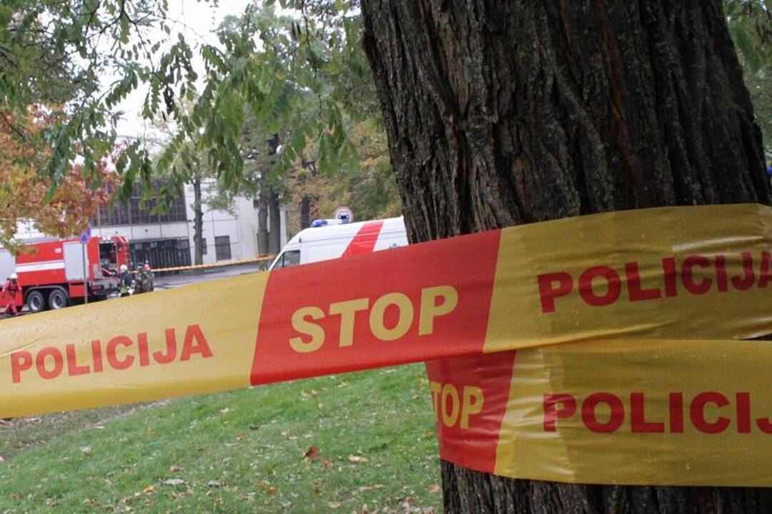 Laukuose radęs pavojingą miną, senukas ją pernešė į kitą vietą