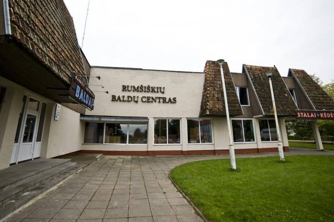 Rumšiškėse degė baldų įmonė, pastatą pavyko išgelbėti